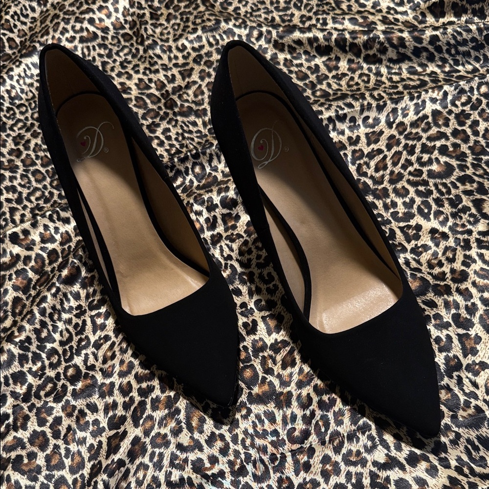 Classic Black Pointed-Toe Women’s Pumps